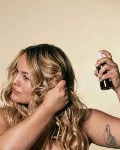 Guava Beach Waves Spray Texturisant -Cosmétiques De Mode 0332 Ceremonia ALANA SH 01 BEACH WAVES APPLICATION 078