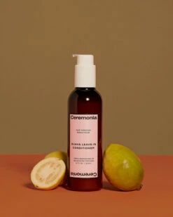 Guava Leave-In Conditioner Après-Shampoing Sans Rinçage 9 Guava Leave-In Conditioner Après-Shampoing Sans Rinçage -Cosmétiques De Mode 0332 Ceremonia GUAVA CONDITIONER INGREDIENTS SH 04 TAN BACKDROP 026