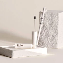 In Frame Brow Gel Mascara Sourcils Transparent -Cosmétiques De Mode 2023 07 OMC NOUVEAUTES ILIA carre 4c563262 5772 48c3 9f1b 52b08d357335