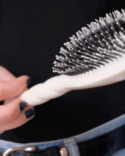 Brosse N°03 L'Indispensable Cuir Chevelu Sensible -Cosmétiques De Mode Captured ecran2023 06 02a16.38.53