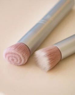 RMS Beauty Skin2Skin Blush Brush -Cosmétiques De Mode PinceauxRMS2 FP Post